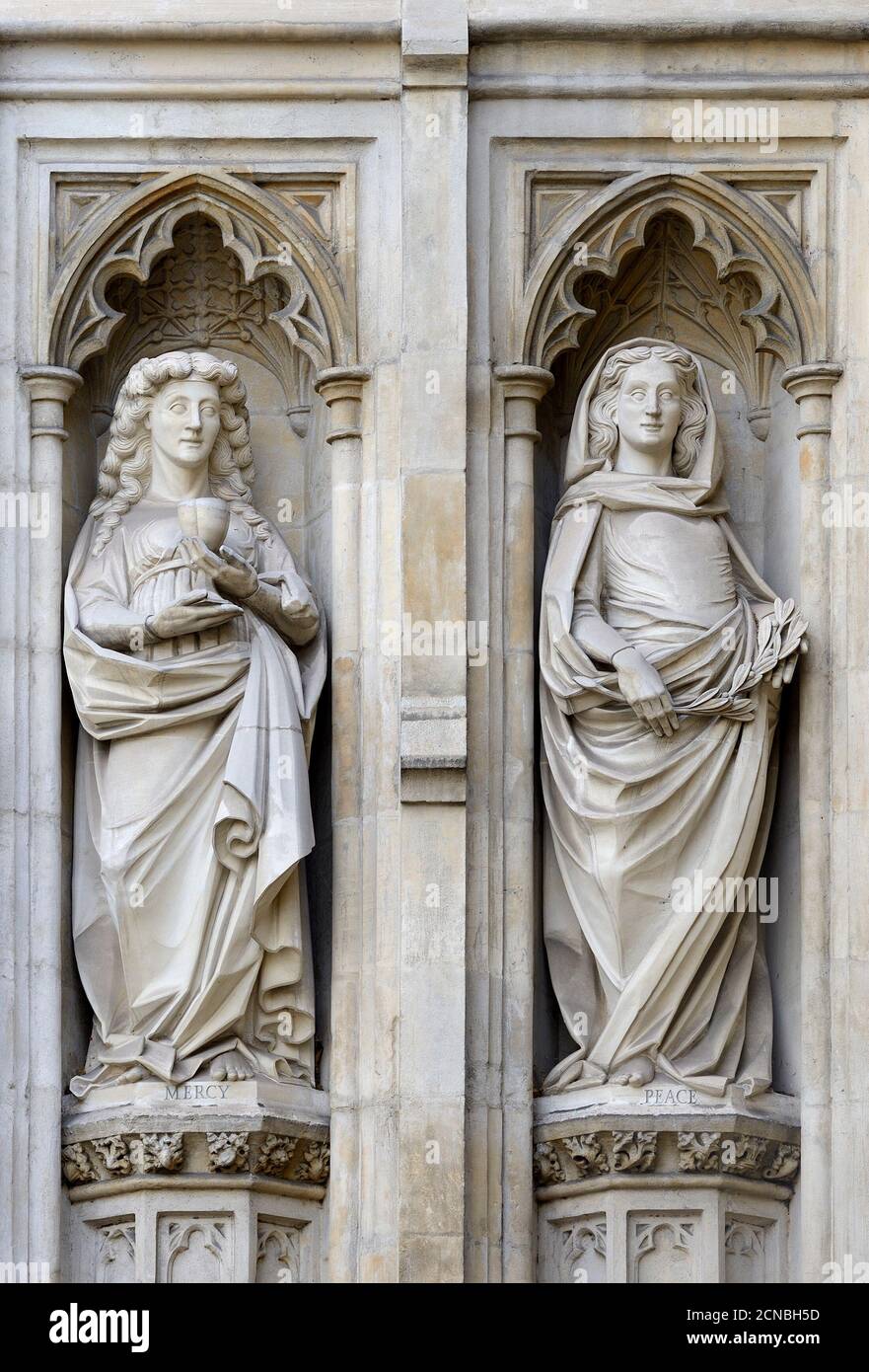 Londra, Inghilterra, Regno Unito. Facciata ovest dell'abbazia di Westminster: Statue allegoriche che rappresentano la Misericordia e la Pace Foto Stock
