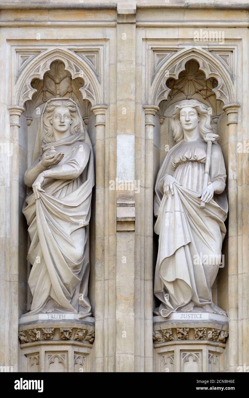 Londra, Inghilterra, Regno Unito. Facciata ovest dell'abbazia di Westminster: Statue allegoriche che rappresentano la verità e la giustizia Foto Stock