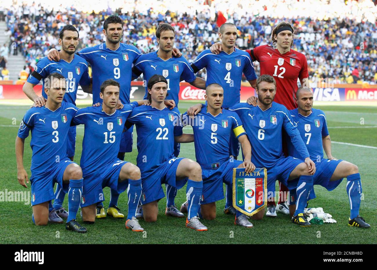 I calciatori italiani posano per una fotografia di squadra prima della loro  partita di calcio del Gruppo F della Coppa del mondo 2010 contro la Nuova  Zelanda allo stadio Mbombela a Nelspruit