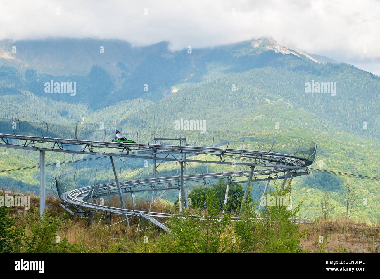 Olympic Village, Krasnaya Polyana, Sochi, Russia - 08 settembre 2020: Rodelbahn giro con le montagne sullo sfondo. Foto Stock