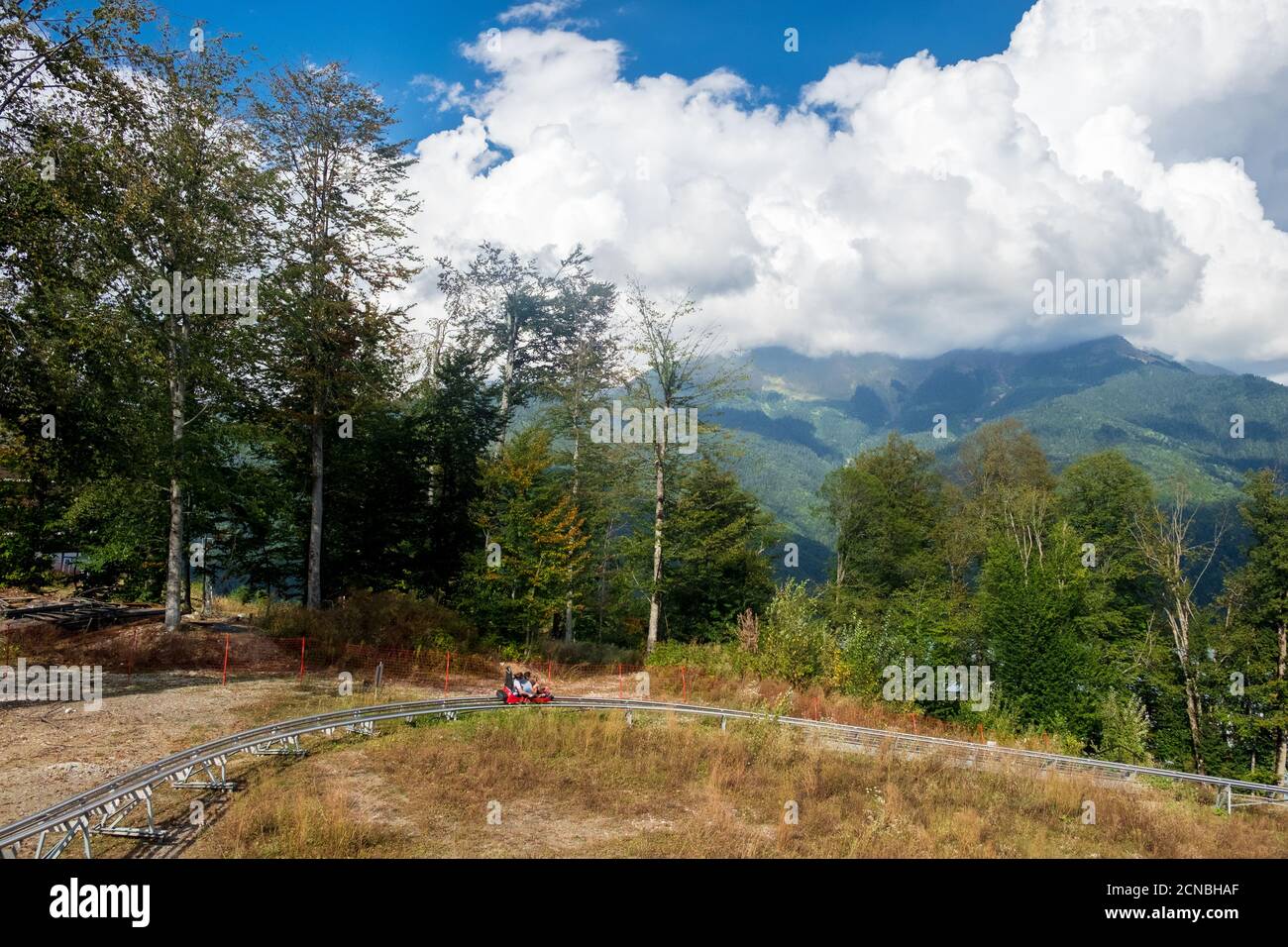 Olympic Village, Krasnaya Polyana, Sochi, Russia - 08 settembre 2020: Rodelbahn giro con le montagne sullo sfondo. Foto Stock