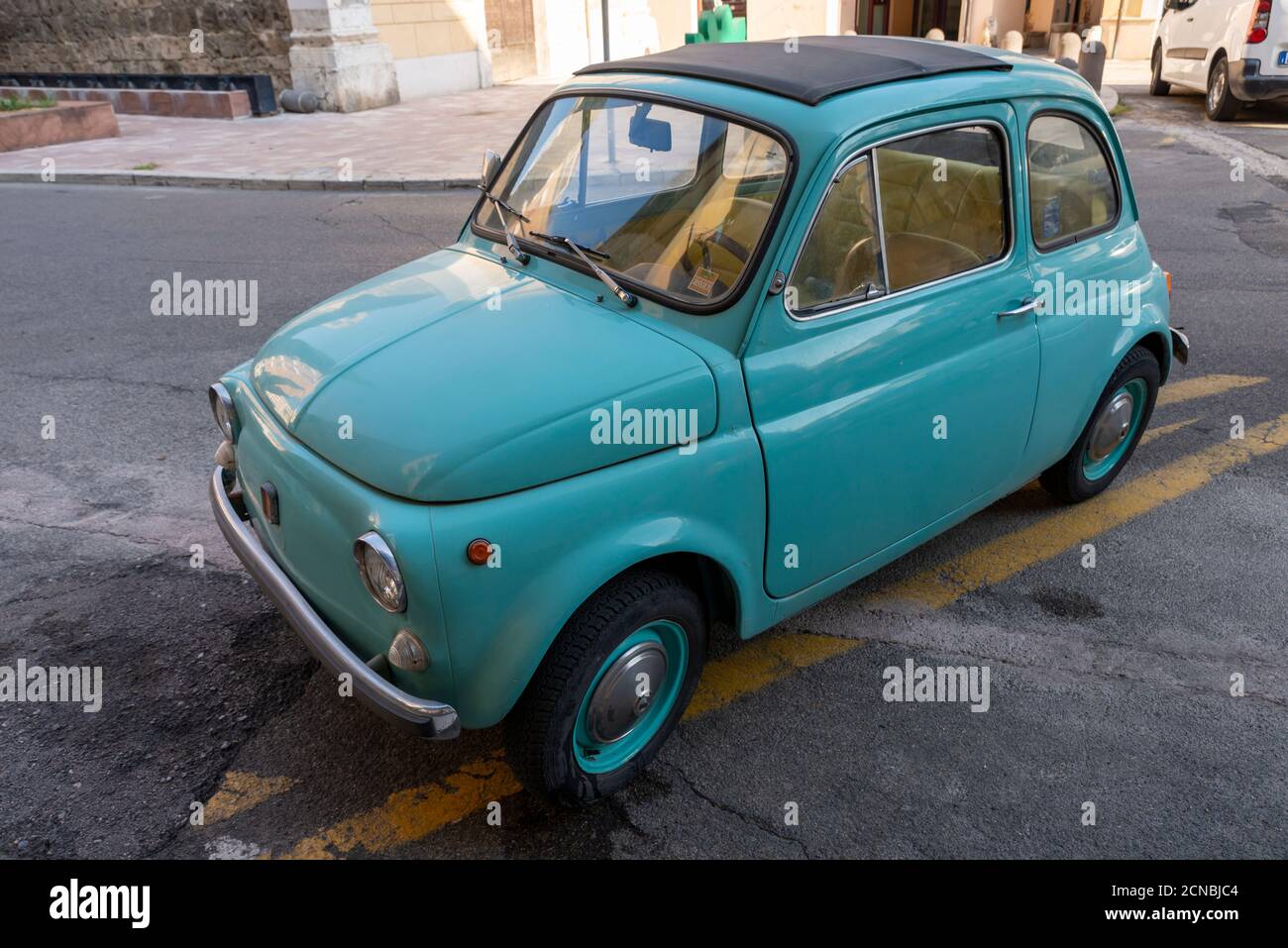 terni, italia settembre 18 2020:fotografia di una fiat 500 celeste storica  auto con interno giallo Foto stock - Alamy