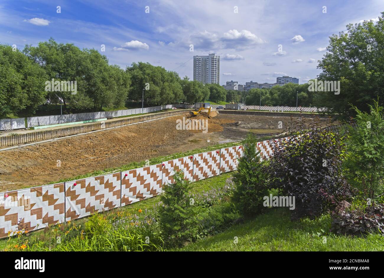 Ricostruzione laghetto - l'escavatore rimuove il limo dal fondo Foto Stock