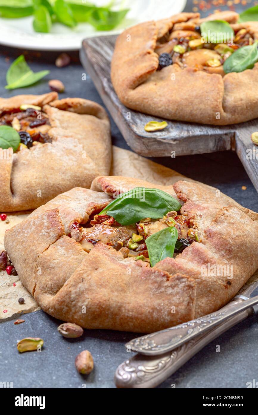 Torta di pasta di segale con pollo e funghi. Foto Stock