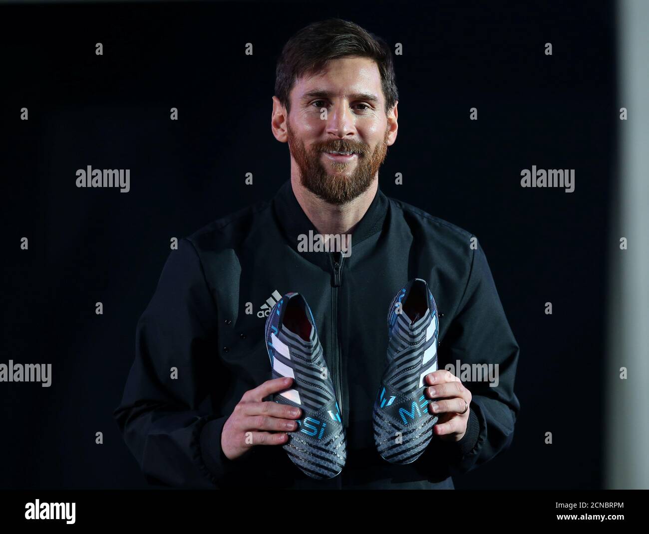 Il calciatore del FC Barcelona Lionel messi mette in posa con nuove scarpe  durante un evento di Adidas a Barcellona, in Spagna, 26 gennaio 2018.  REUTERS/Albert Gea Foto stock - Alamy