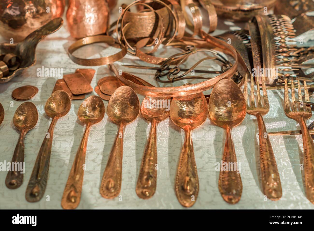 utensili e accessori in rame vintage - forchette, cucchiai, anelli, bracciali nel mercato delle pulci Foto Stock