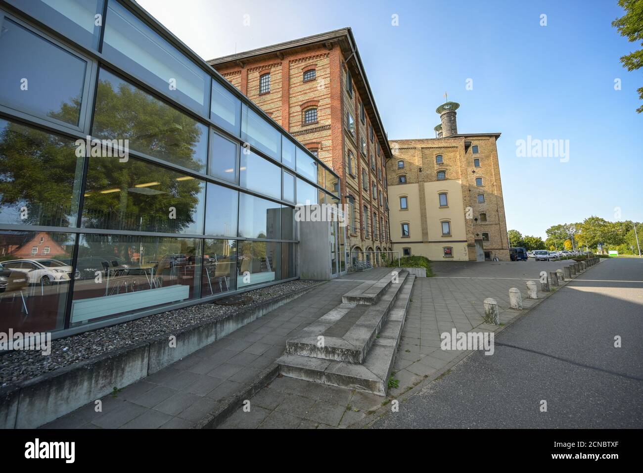 Storica fabbrica di malto a Grevesmuehlen, oggi la costruzione di mattoni gialli è un monumento industriale e contiene alcuni uffici del distretto admini Foto Stock