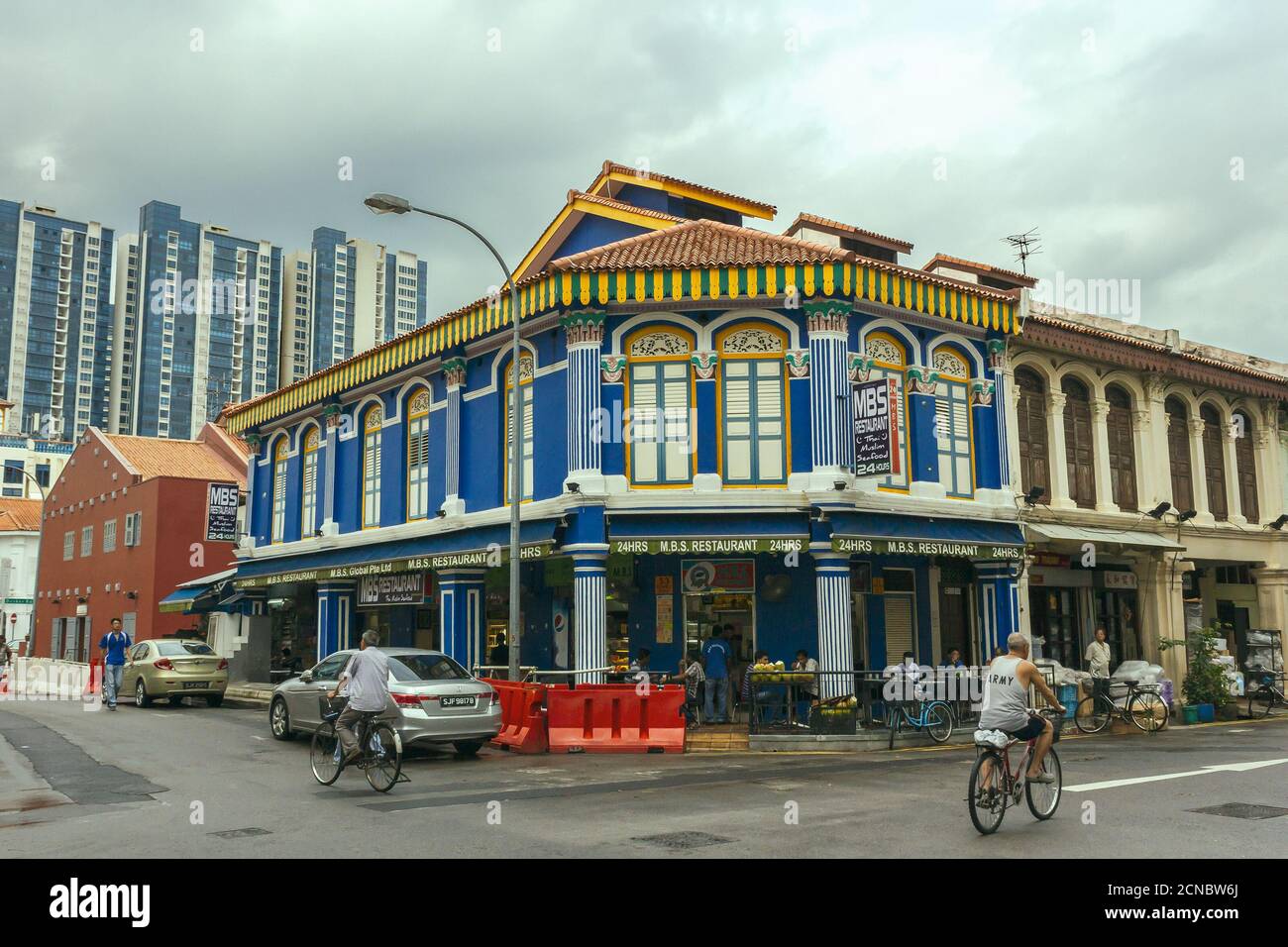 Singapore - Novembre 2012: Un'architettura colorata di negozi per le strade di Little India a Singapore. Foto Stock