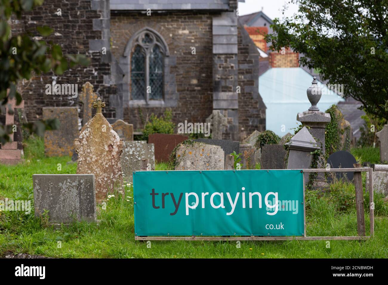 Banner fuori chiesa incoraggia le persone a provare a pregare Foto Stock