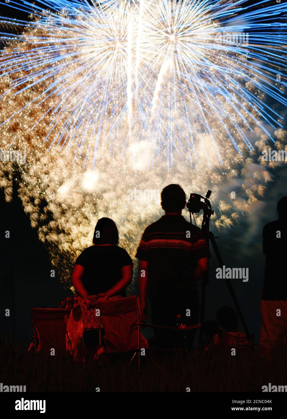 Fuochi d'artificio e un paio di silhouette Foto Stock