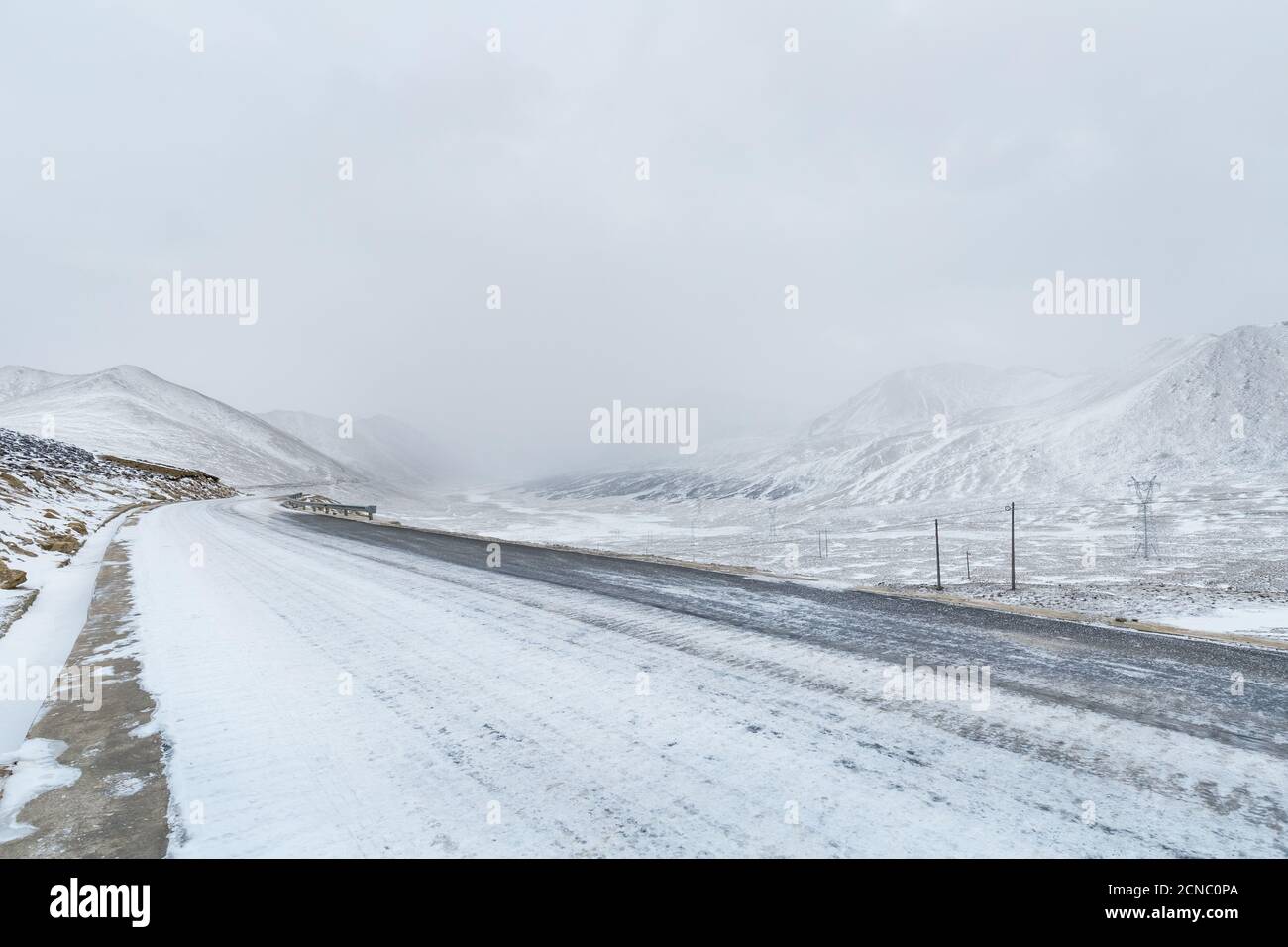 strada in tempo nevoso Foto Stock