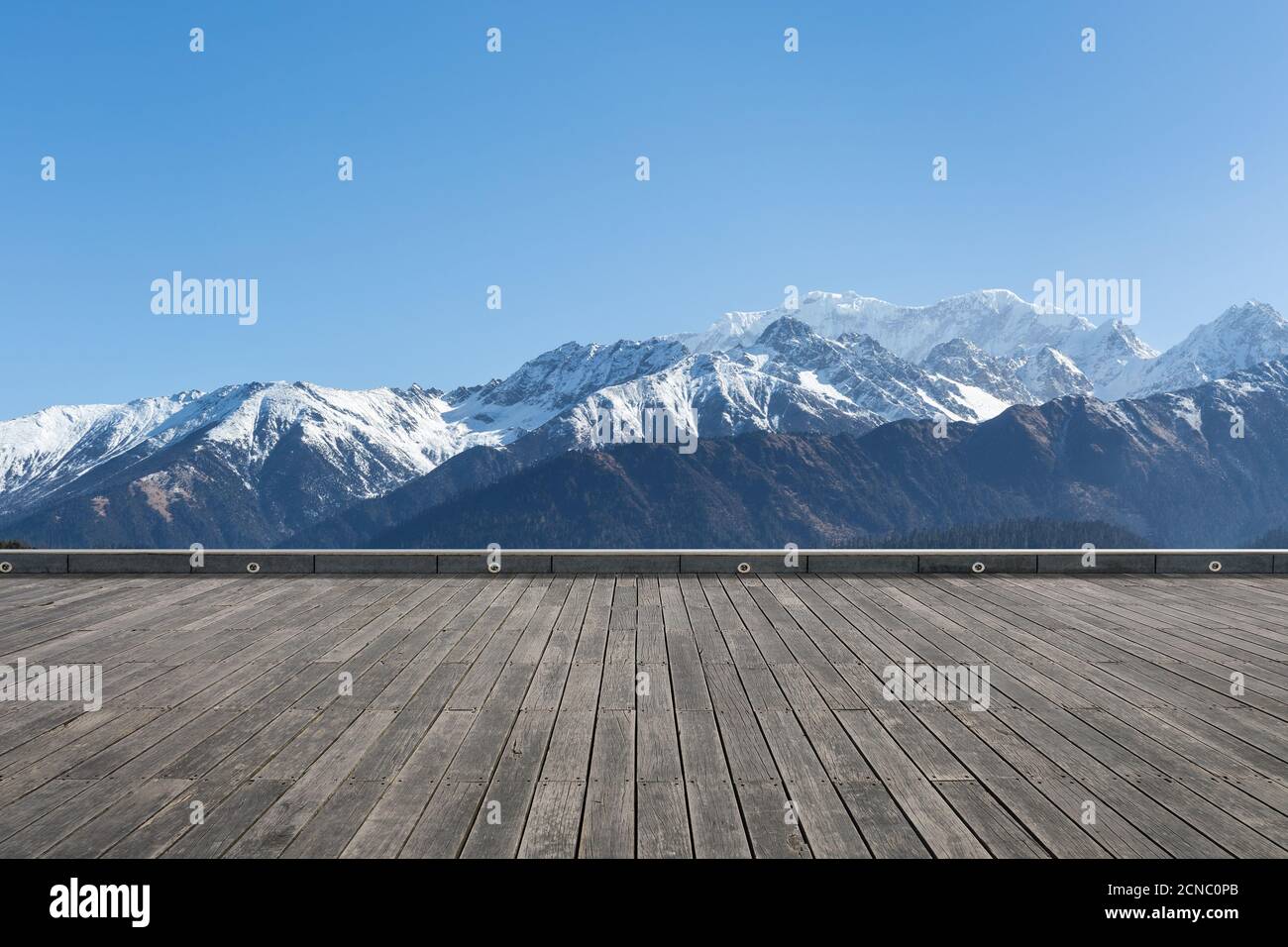 montagna neve con pavimento in legno Foto Stock