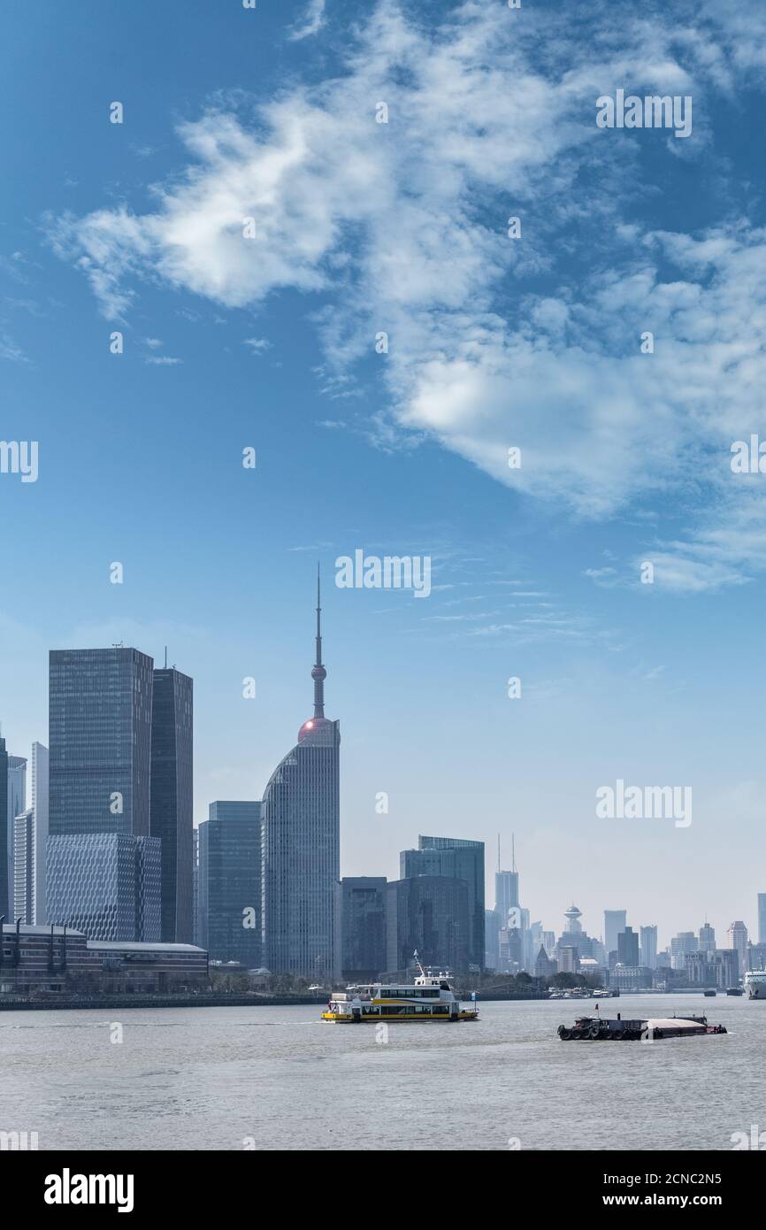 shanghai paesaggio urbano in cielo soleggiato Foto Stock