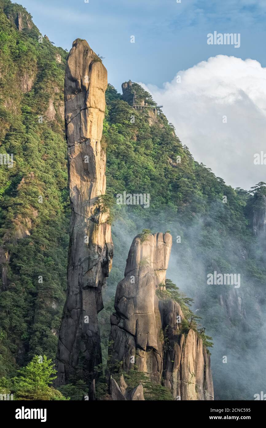 enormi colonne di granito in un punto panoramico della montagna di sanqing Foto Stock