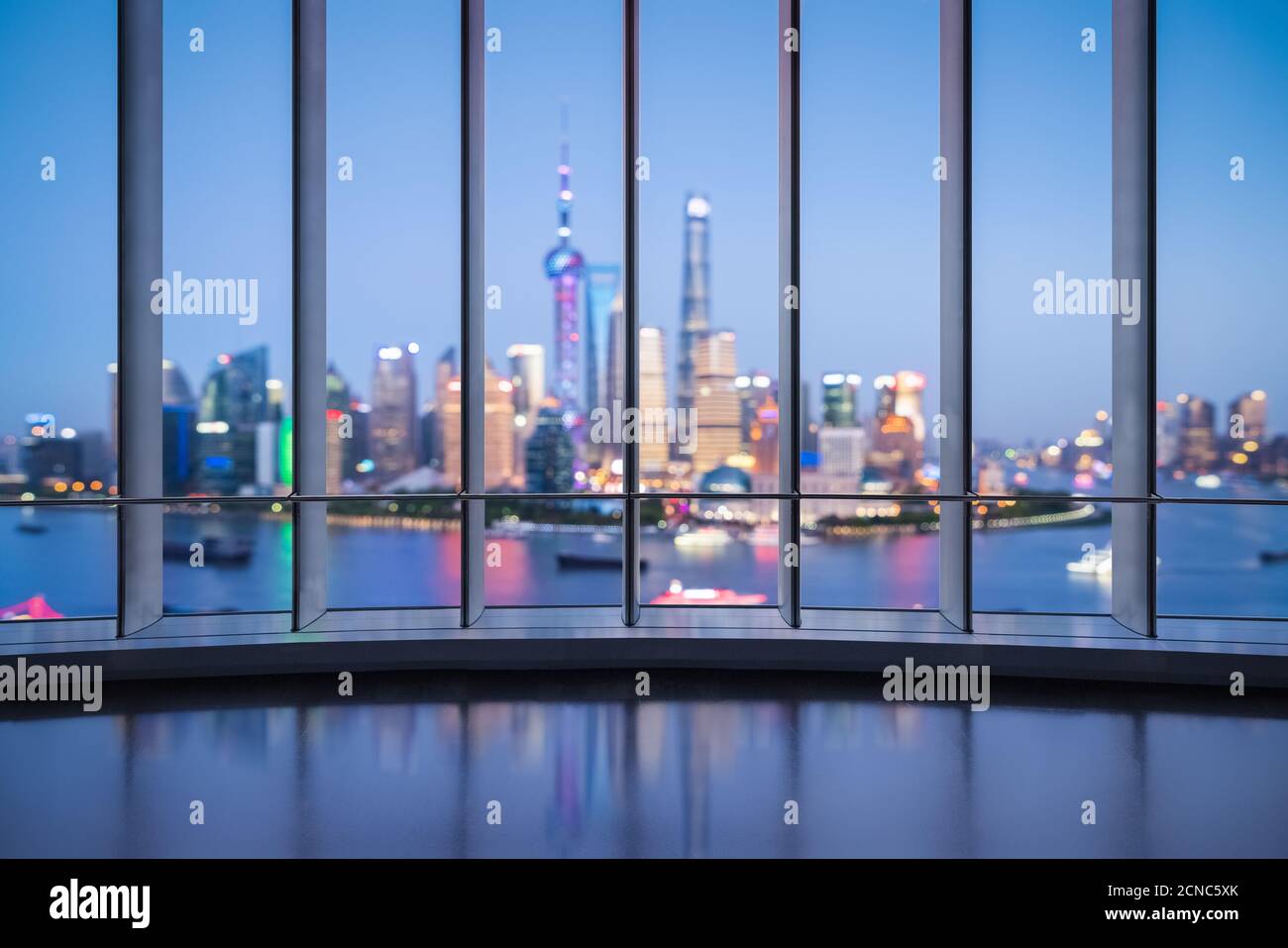 vista notturna di shanghai da una finestra francese Foto Stock