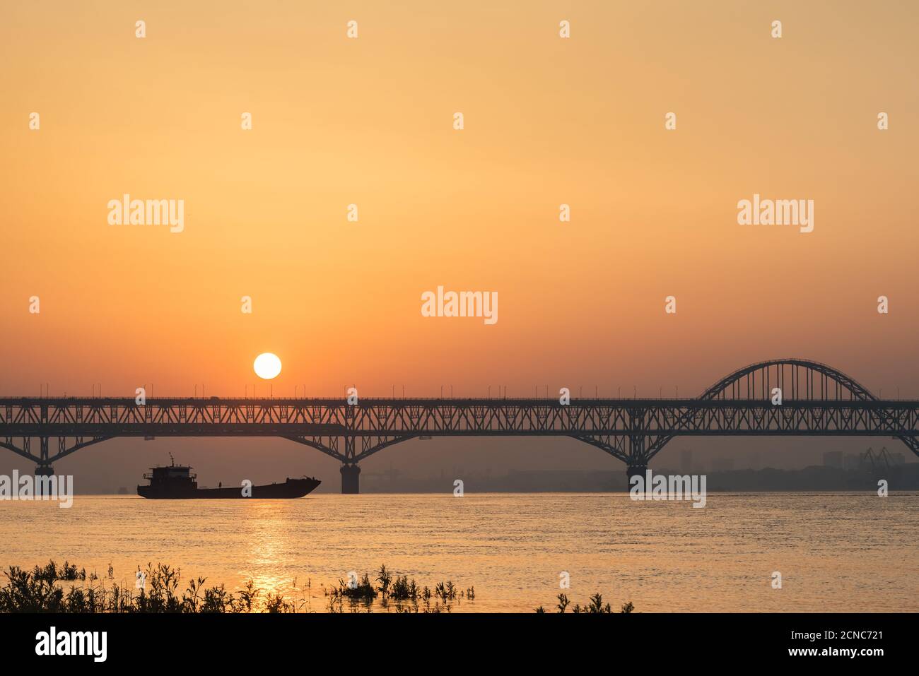 l'autostrada e la ferrovia di jiujiang si uniscono all'alba Foto Stock