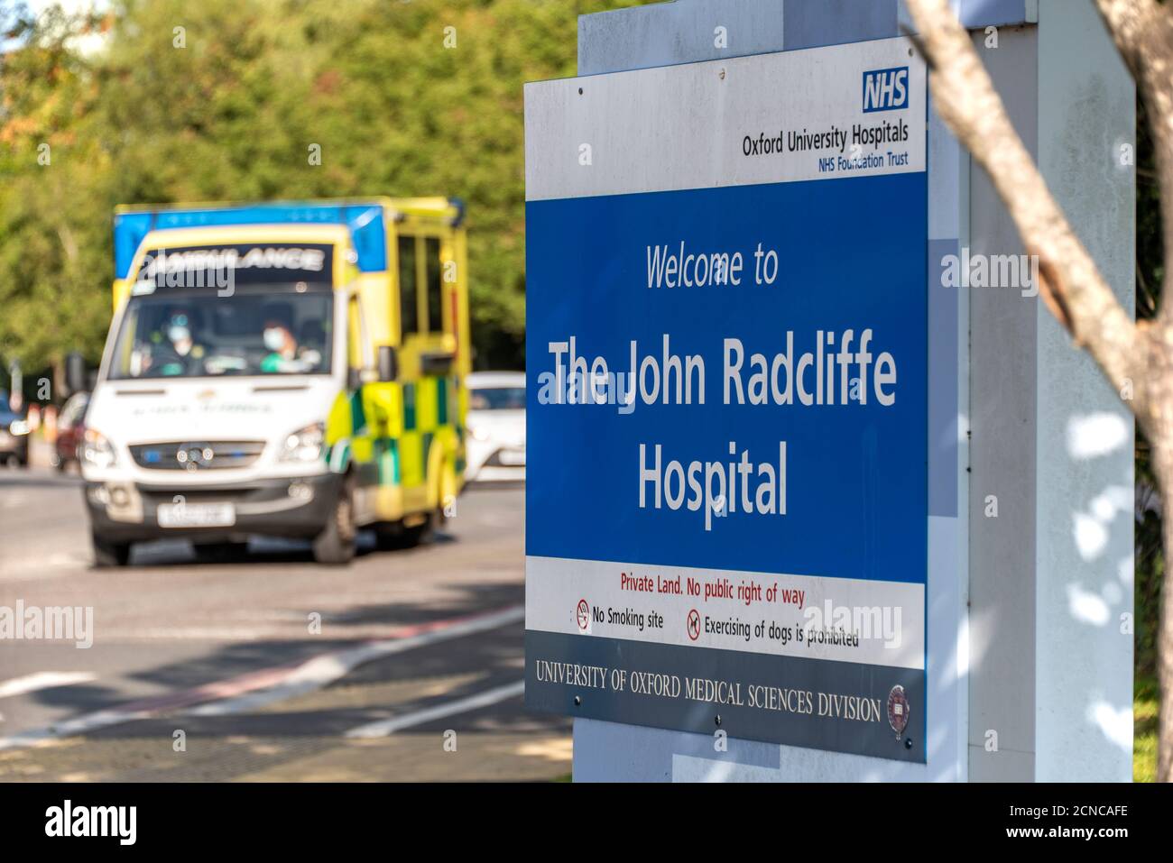 Ai residenti locali è stato chiesto di non frequentare il John Radcliffe Hospital per essere testato per Covid-19, come il numero di casi Covid nella zona di Oxford aumenta di nuovo. Foto Stock