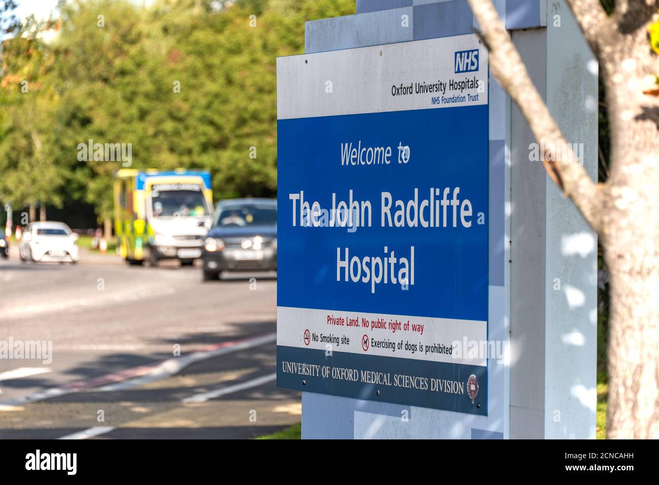 Ai residenti locali è stato chiesto di non frequentare il John Radcliffe Hospital per essere testato per Covid-19, come il numero di casi Covid nella zona di Oxford aumenta di nuovo. Foto Stock