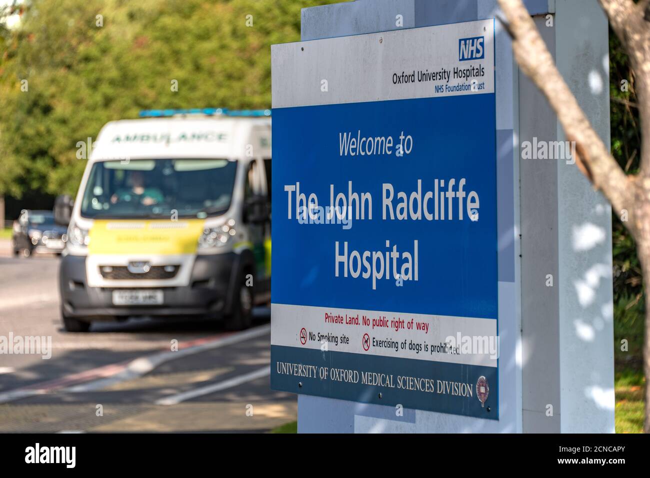 Ai residenti locali è stato chiesto di non frequentare il John Radcliffe Hospital per essere testato per Covid-19, come il numero di casi Covid nella zona di Oxford aumenta di nuovo. Foto Stock