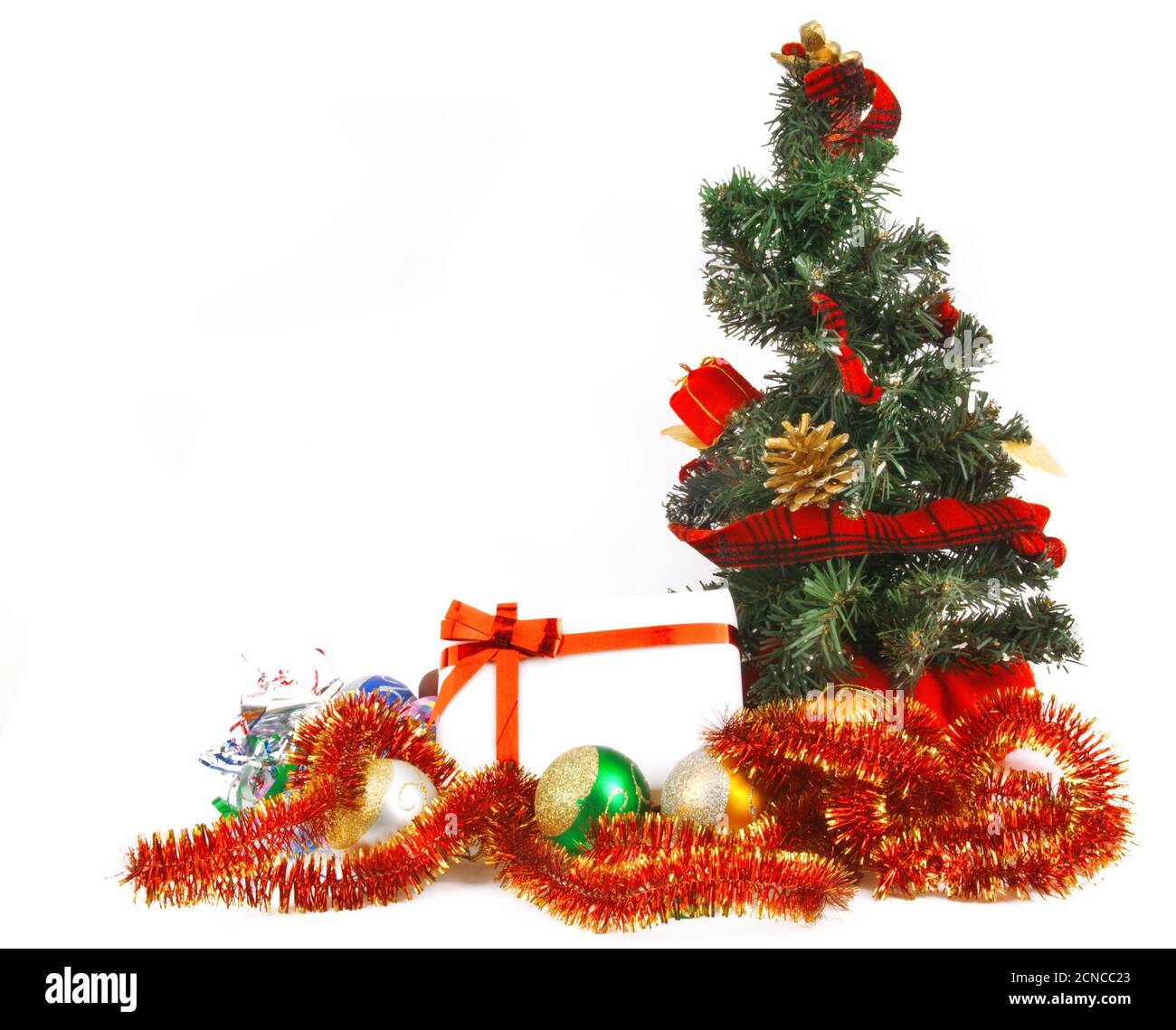 Piccolo albero di Natale con decorazioni e regali su un bianco sfondo Foto Stock