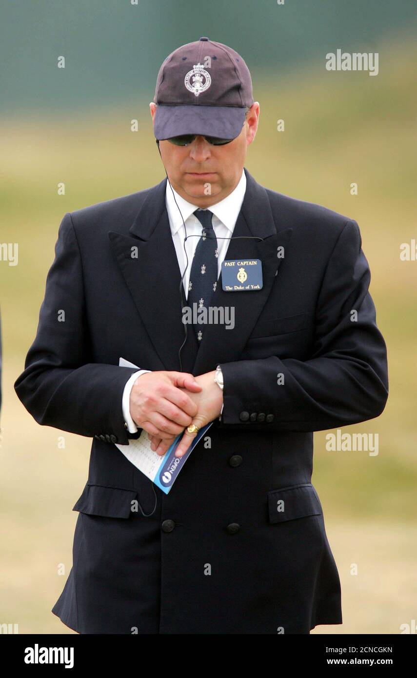 IL PRINCIPE ANDREW, IL DUCA DI YORK, CAMMINA SUL CAMPO. OPEN CHAMPIONSHIP, ST ANDREWS, SCOZIA, GRAN BRETAGNA. LUGLIO 2005. CREDITO IMMAGINE : © MARK PAIN Foto Stock