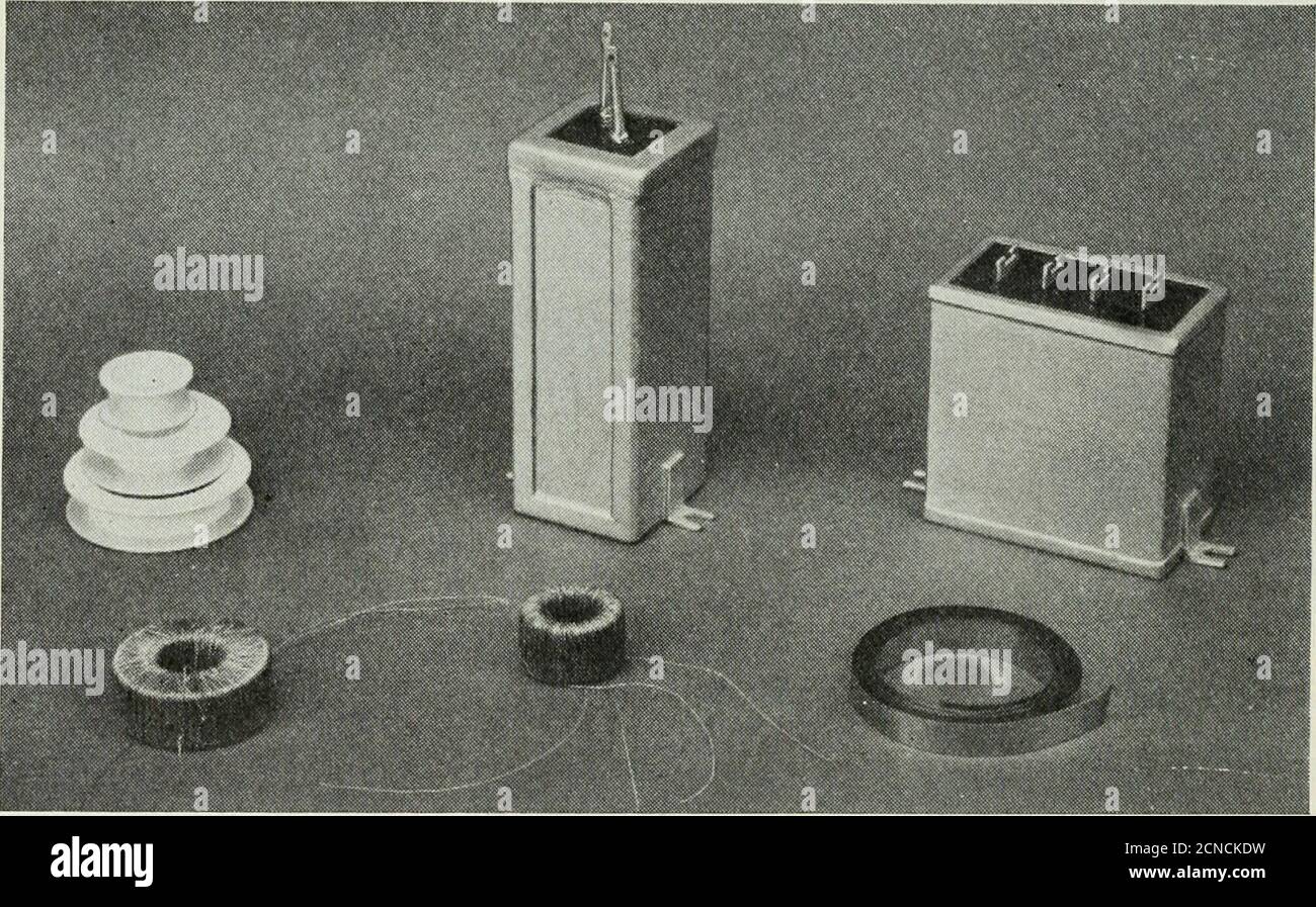 . La rivista tecnica Bell System . 104KC ^ 140 150 160 170EB IN VOLT(B) -35 -30 -25 -20 -15 -10 -5 0 5 10 4-KILOCYCLE INGRESSO IN DECIBEL SOPRA I MILLI-WATT (C) FIG. Curve di prestazione del generatore armonico di canale. {A) Harmonicoutputs; {B) variazione di 16 e 26 armoniche con potenziale ampUifier Plate;(C) variazione di 26 armoniche con ingresso fondamentale. Fig. 5-costruzione di bobine sperimentali non lineari utilizzate per la generazione armonica, che mostrano le forme del nucleo, il nastro magnetico, le bobine avvolte e le unità assemblate. GENERAZIONE MAGNETICA DI UN GRUPPO DI ARMONICHE 443 corrispondente all'uscita armonica Foto Stock