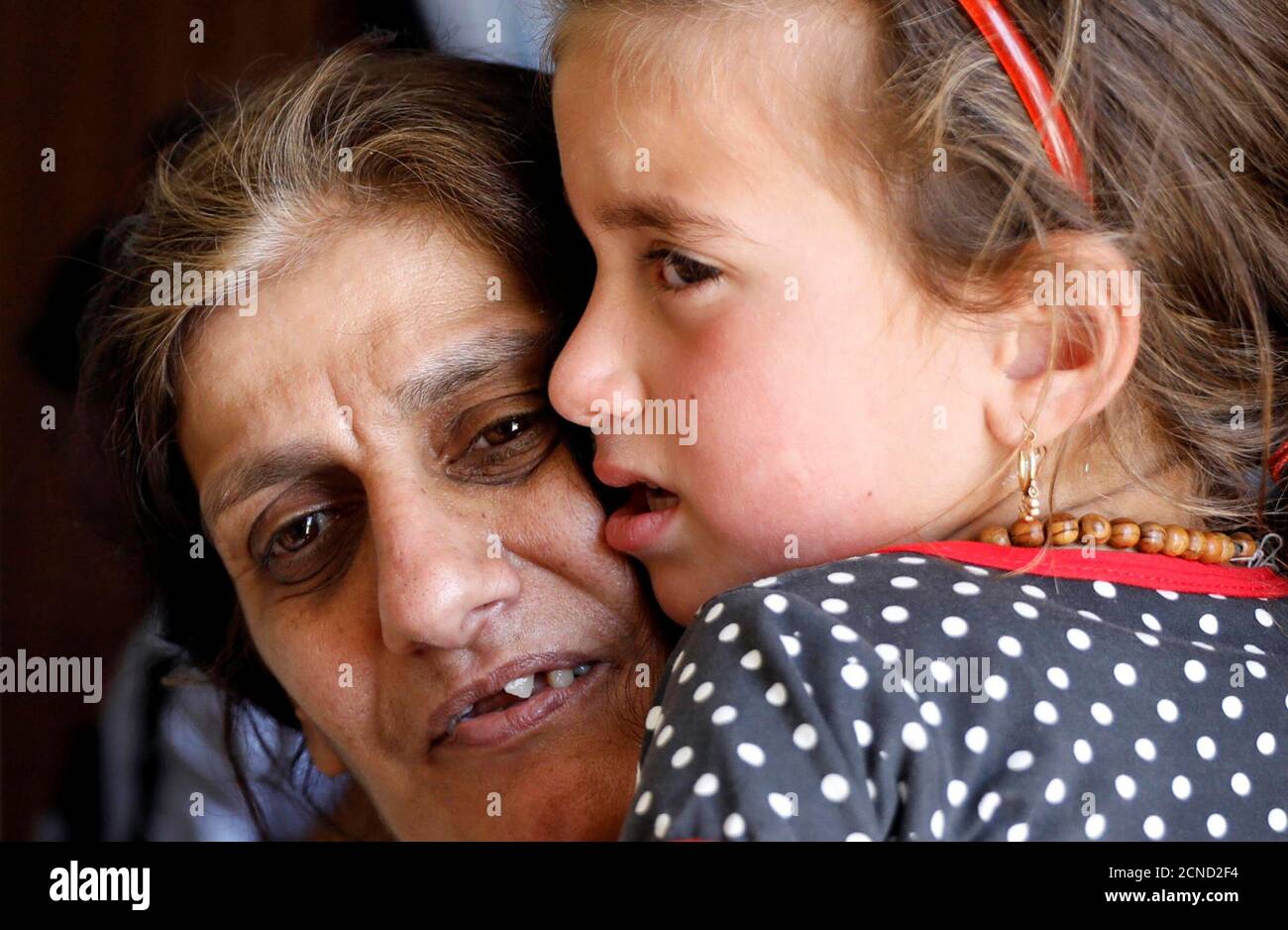 L'iracheno Aida Nuh porta la figlia Christina Ezzo Abada, ex ostaggio di militanti dello Stato islamico per tre anni, dopo che sono stati riuniti in un campo profughi a Erbil, Iraq, il 10 giugno 2017. REUTERS/Erik De Castro Foto Stock