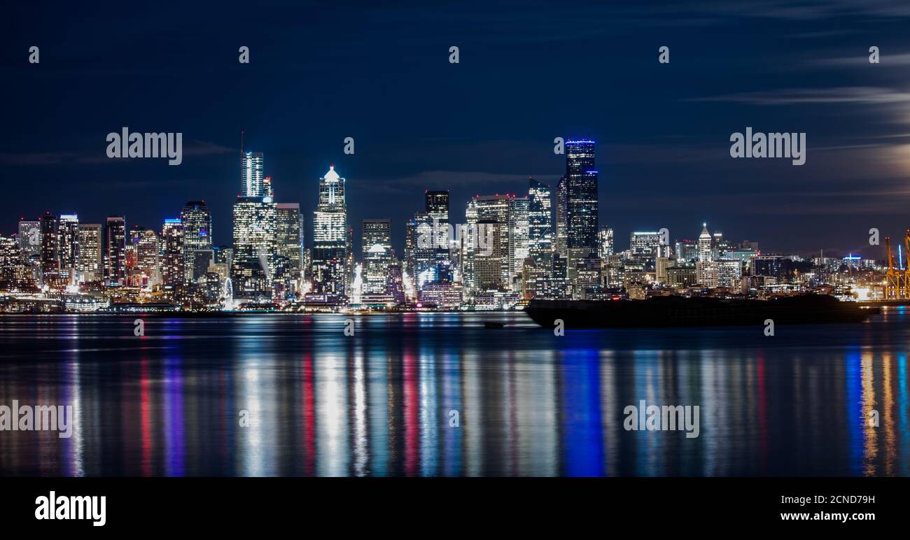 Skyline di Seattle di notte da Alki Beach. Seattle, Washington. Foto Stock