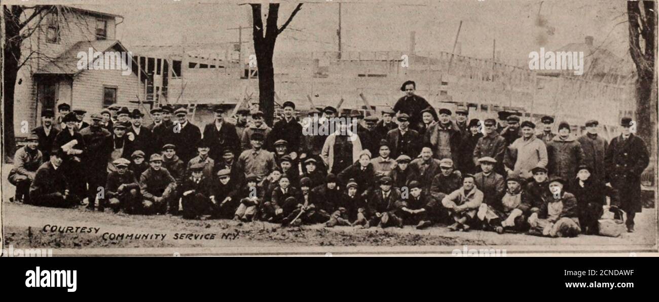 . La rivista dei dipendenti di Baltimora e Ohio ha liberato in essa. Questa casa di comunità fatta in casa sta abuilding che qualsiasi città potrebbe essere orgogliosa di proclamare come propria. Fornisce un grande assemblyroom 46 x 80 con un pavimento di legno duro assmooth e lucido come il pavimento in una Valsparad. E come capace di tenere il suo ownabaarding contro gli assalti di giovani dinamici.Many sono gli usi a cui il townspeopleare mettere la loro nuova casa. Le scuole superiori e i ragazzi hanno usato regolarmente il roomabulate dell'assemblea per le loro classi di ginnastica. Lega di basket della scuola di AGRADE di dieci teams che rappresentano ogni scuola di grado e thetwo paro Foto Stock