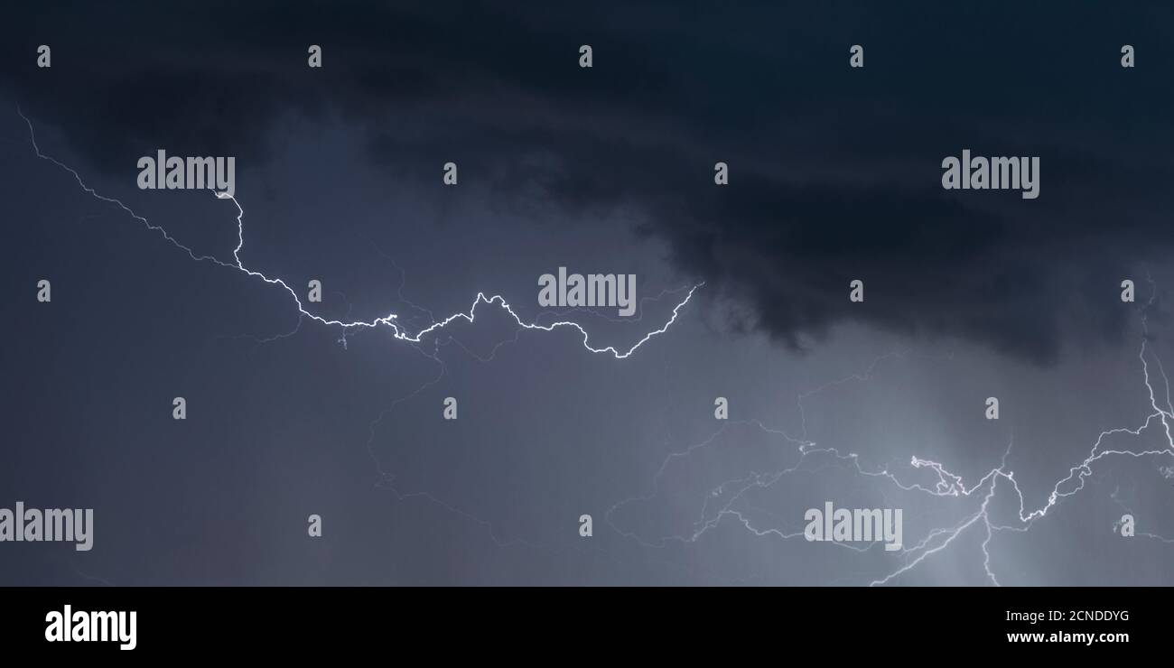 Scioperi multipli di fulmini a forcella e introcibili provenienti dal cielo durante una tempesta estiva, Cheshire, Inghilterra, Regno Unito, Europa Foto Stock