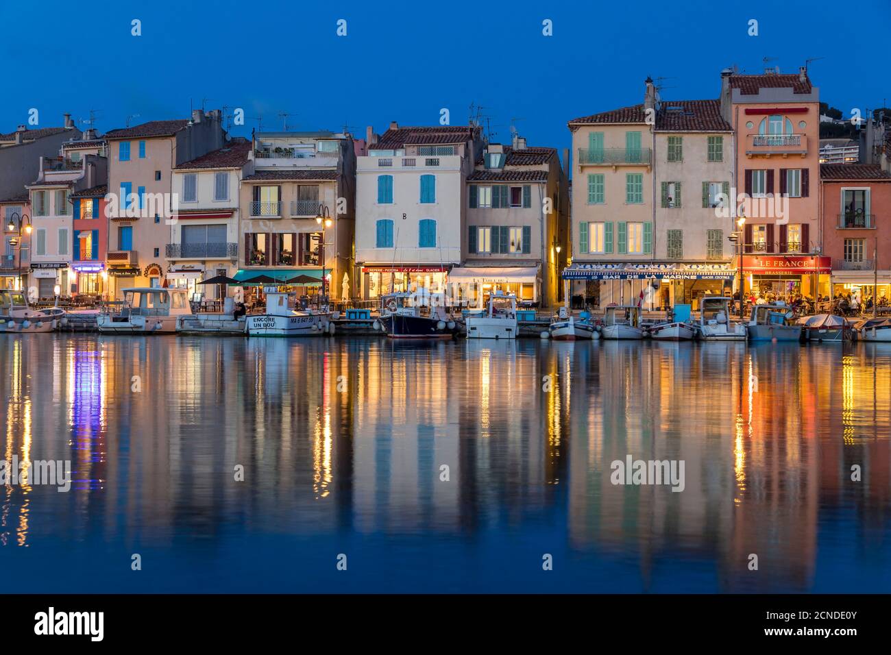 Vista dal porto alla città vecchia al crepuscolo, Cassis, Bocche del Rodano, Provenza, Francia, Mediterraneo, Europa Foto Stock