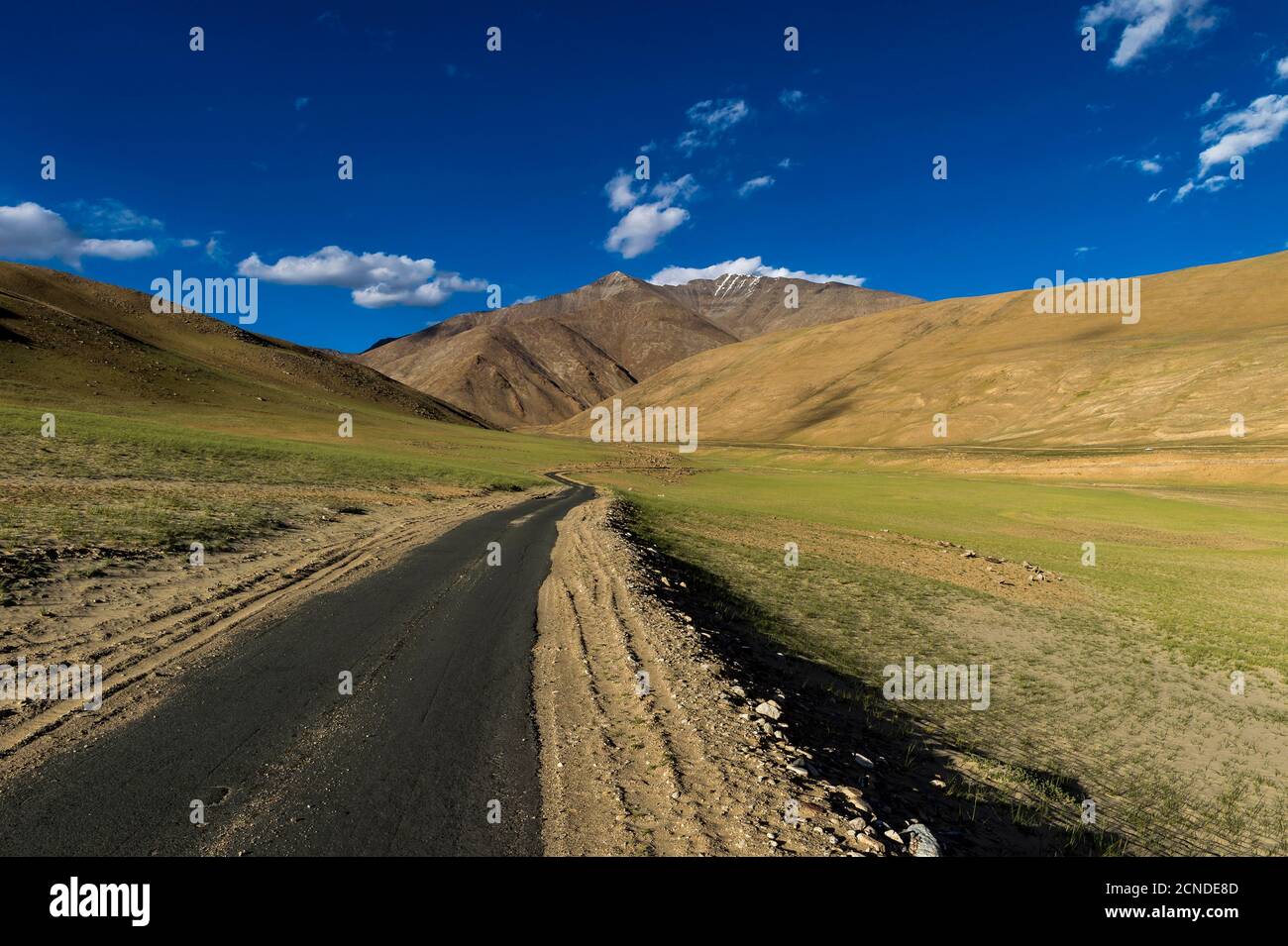 Strada e montagna sulla strada per il lago Tsomoriri, Ladakh, India Foto Stock