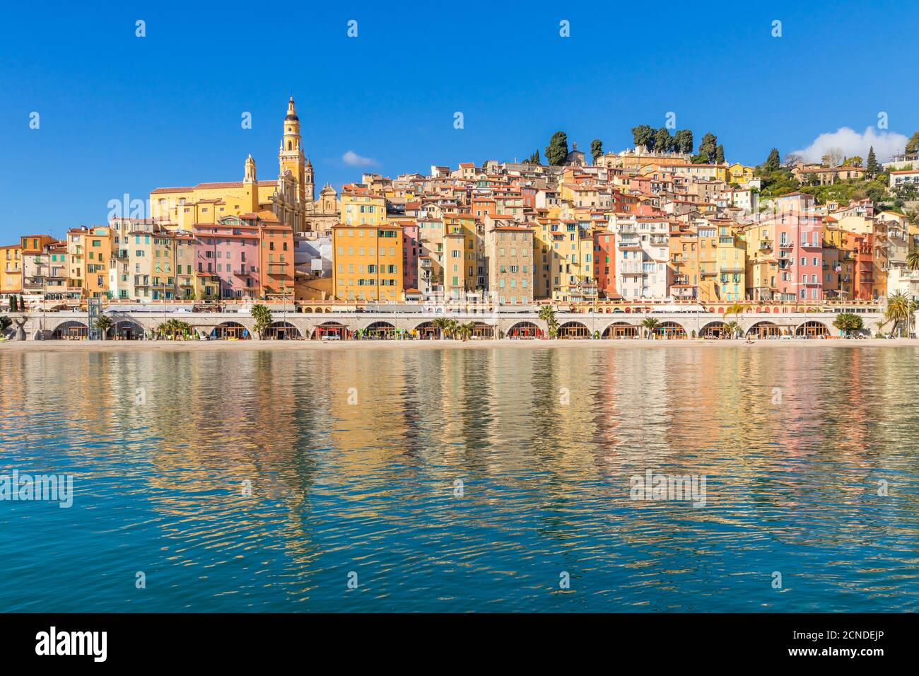 La città vecchia con la Basilica di Saint-Michel-Archange, Menton, Alpi Marittime, Costa Azzurra, Costa Azzurra, Provenza, Francia, Mediterraneo, Europa Foto Stock