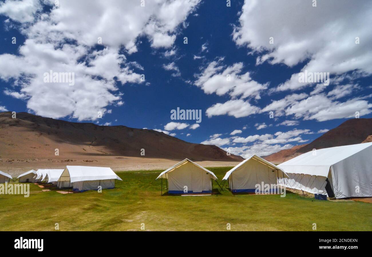 Campi turistici al Lago di Tsokar, Ladakh, India. Il più piccolo dei tre laghi ad alta quota di Ladakh, situato ad un'altezza di 15,280 piedi Foto Stock
