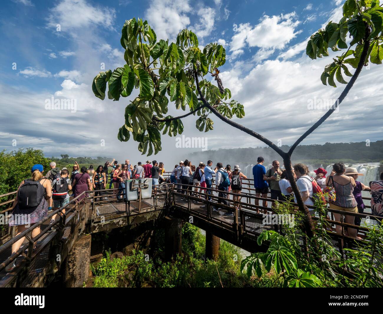 Visitatori sulla piattaforma della Gola del Diavolo (Garganta del Diablo), Cascate di Iguacu, Provincia di Misiones, Argentina Foto Stock