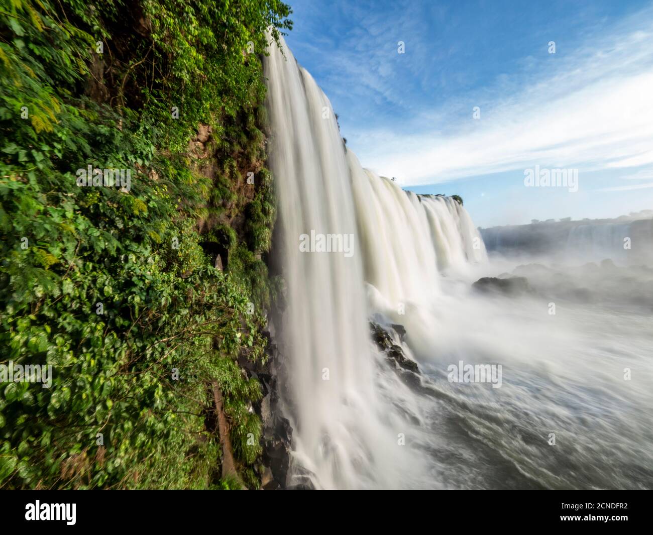 Vista delle Cascate di Iguacu (Cataratas do Iguacu), patrimonio dell'umanità dell'UNESCO, dal lato brasiliano, Parana, Brasile Foto Stock