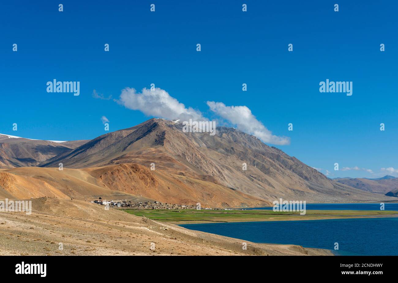 Mattina soleggiata a Tso Moriri o Lago di montagna, Ladakh, India. Il più grande dei laghi ad alta quota Foto Stock