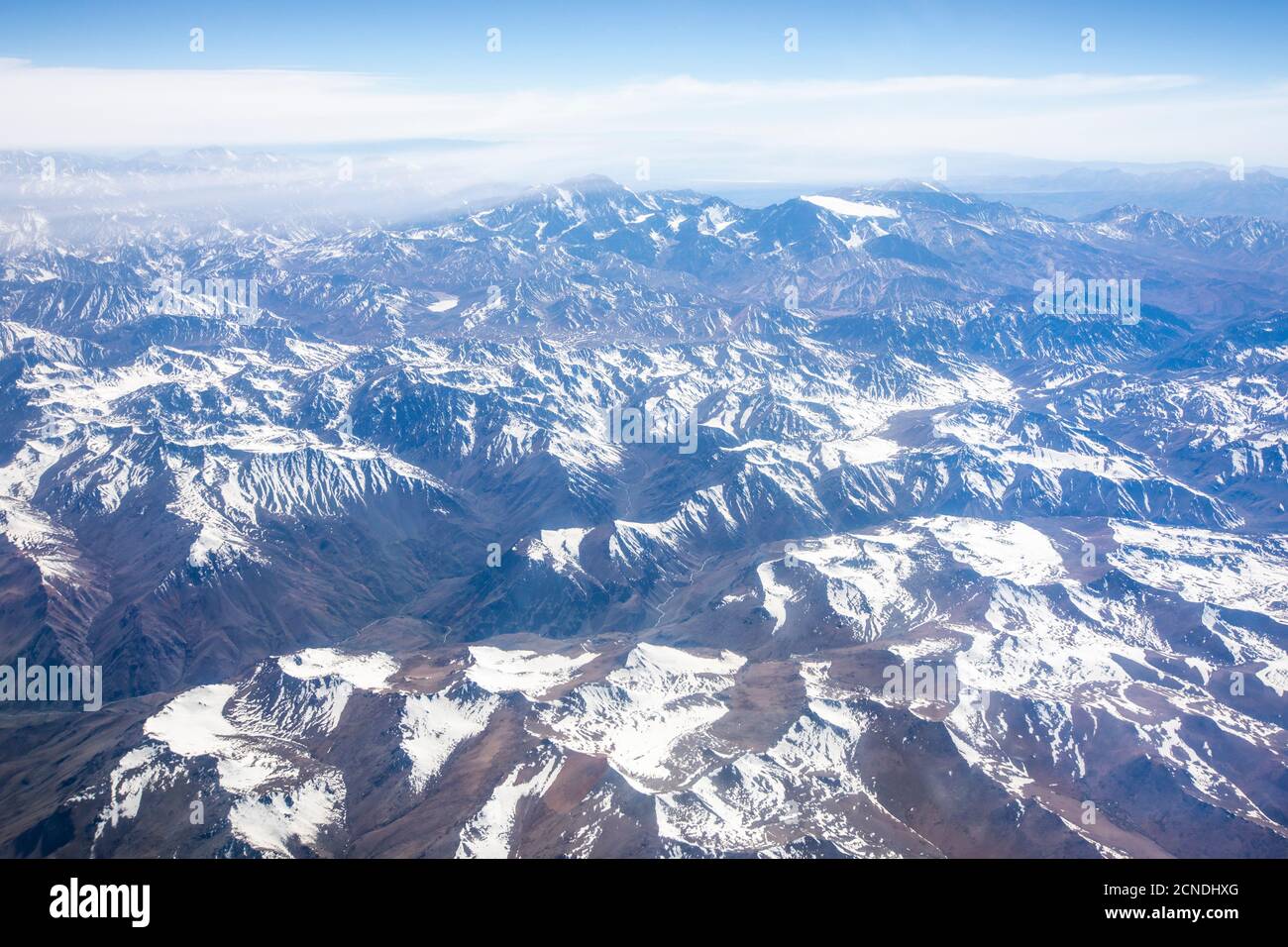 Vista aerea della catena montuosa innevata delle Ande, Cile Foto Stock