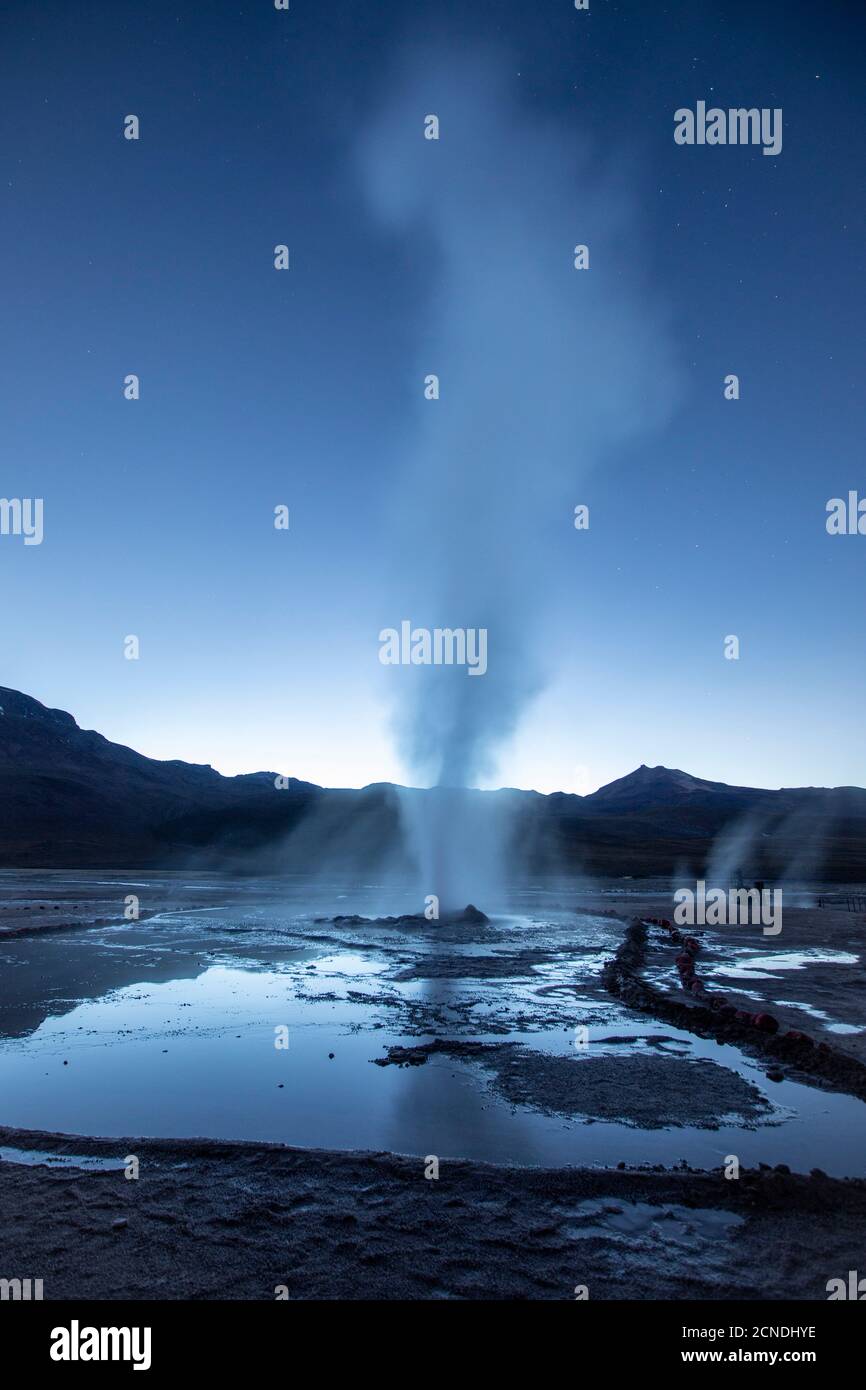Luce pre-alba sui geyser del Tatio (El Tatio), il terzo campo geyser più grande del mondo, la zona vulcanica centrale andina Foto Stock
