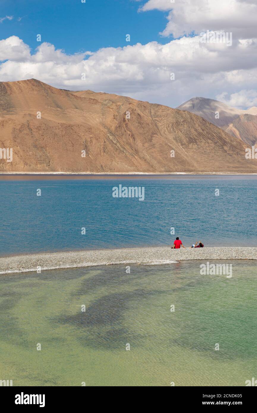 Enjopoying turistico vista lago, Ladakh, India Foto Stock