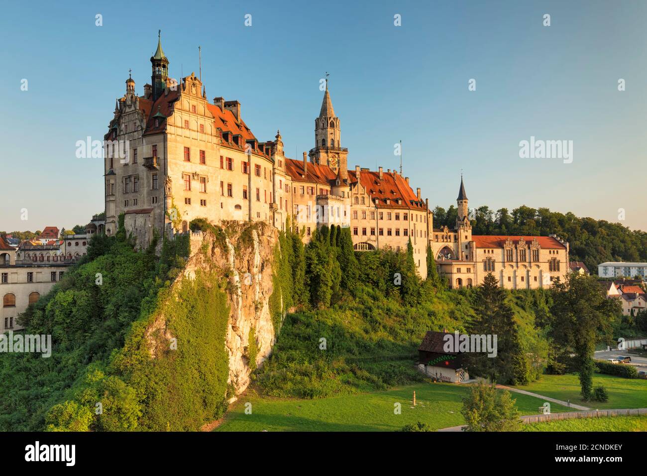 Castello di Sigmaringen al tramonto, alta Valle del Danubio, Giura svevo, Baden-Wurttemberg, Germania, Europa Foto Stock