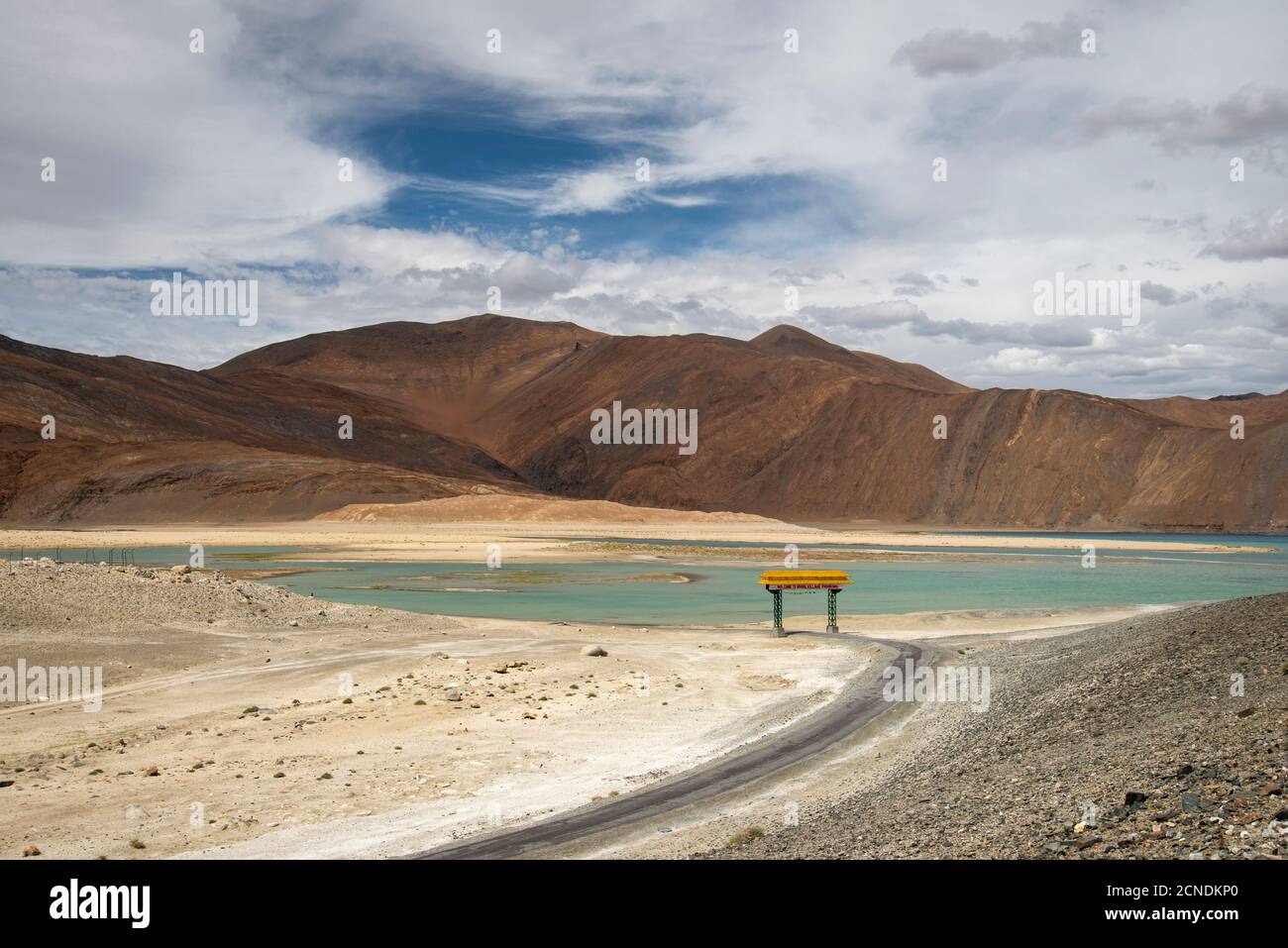 Punto d'ingresso al lago Pangong, Ladakh, India. Armyman al lago Pangong, Ladakh, India. Pangong TSO è un lago endorheic nell'Himalaya situato ad un e Foto Stock