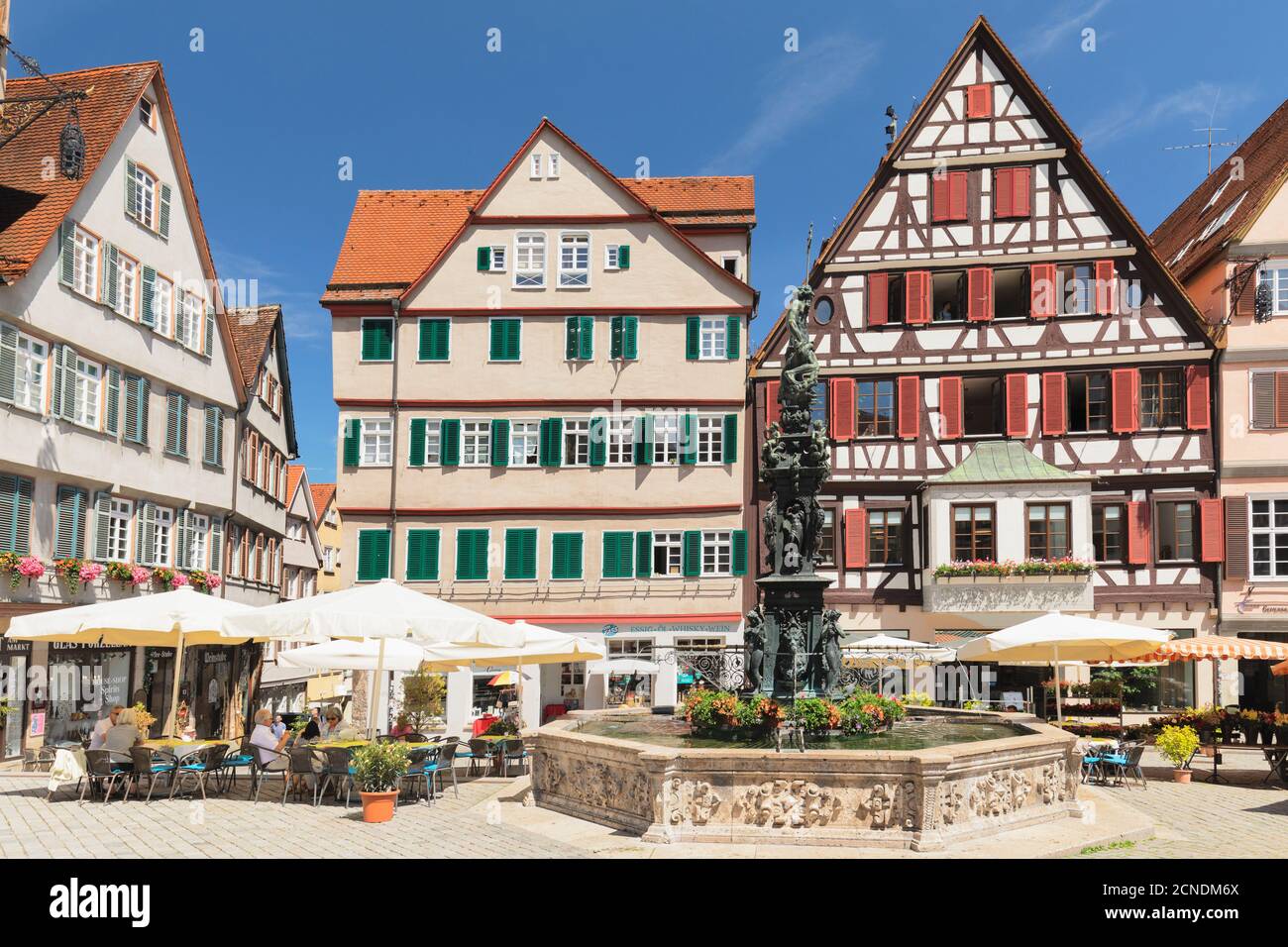 Caffè di strada alla fontana di Neptunbrunnen, piazza del mercato, Tubingen, Baden-Wurttemberg, Germania, Europa Foto Stock