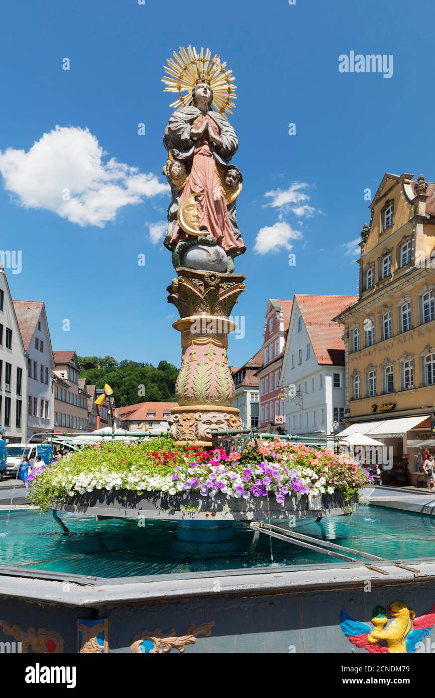 Scultura Mondsichelmadonna, fontana Marienbrunnen al sqaure mercato, Schwaebisch-Gmund, Baden-Wurttemberg, Germania, Europa Foto Stock