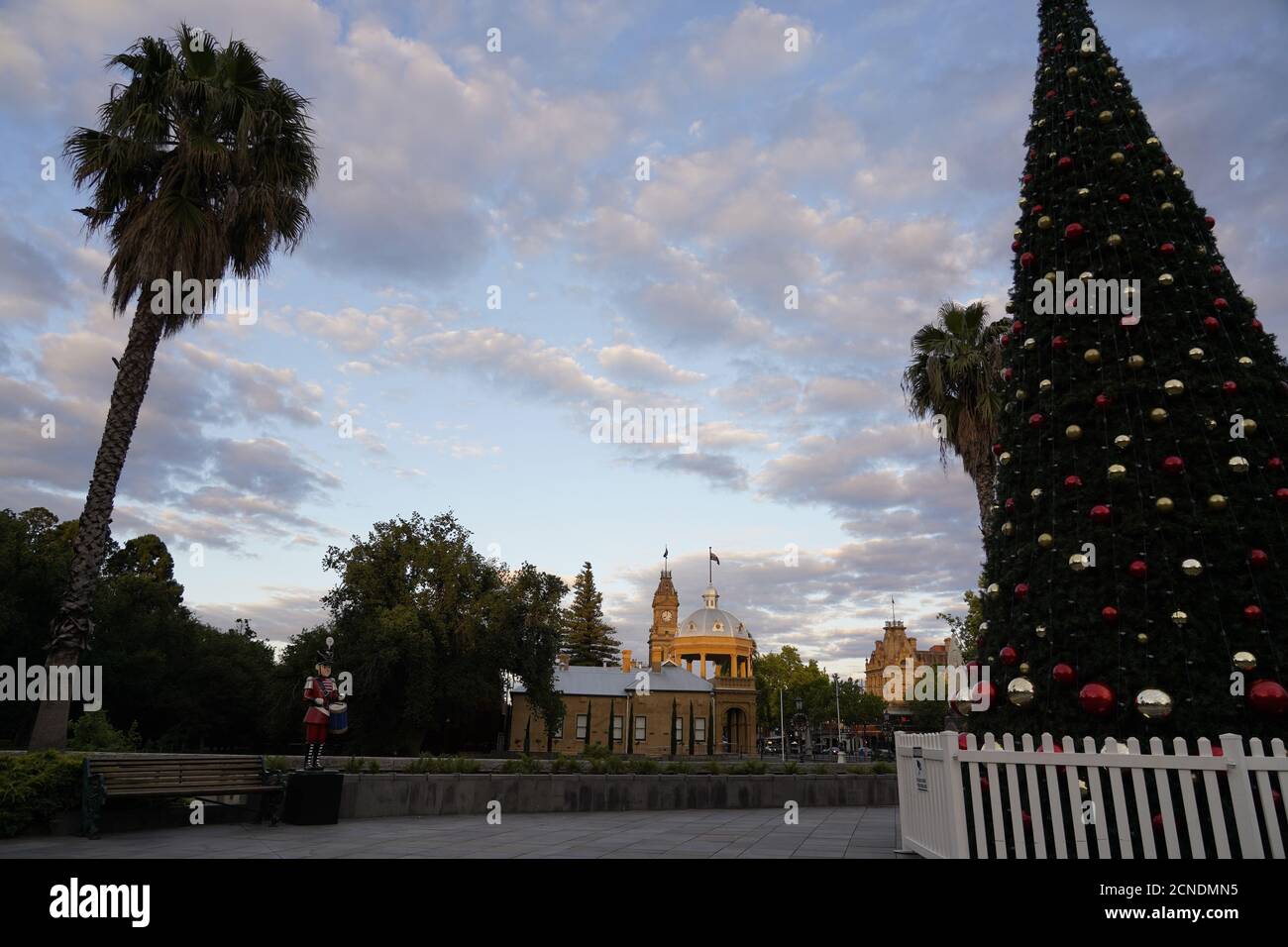 Cielo drammatico sopra gli edifici decorati francesi in stile secondo Impero, Natale a Bendigo Australia Foto Stock