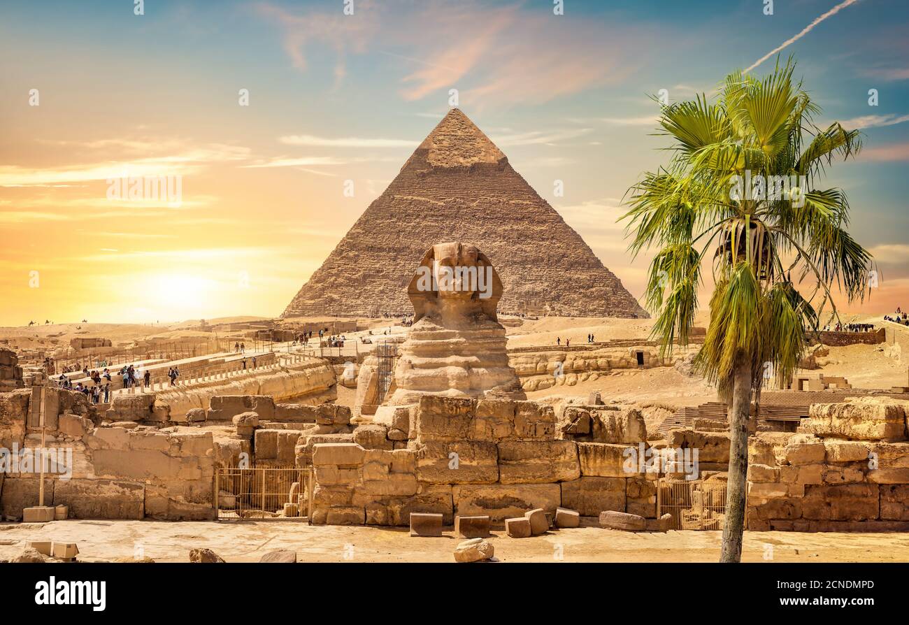 Grande sfinge e piramide sotto il sole luminoso Foto Stock