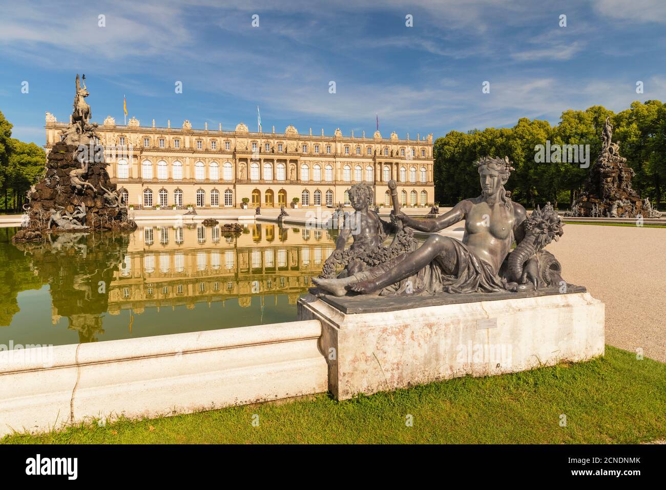 Palazzo Herrenchiemsee sull'isola di Herreninsel, sul lago di Chiemsee, Chiemgau, alta Baviera, Germania, Europa Foto Stock