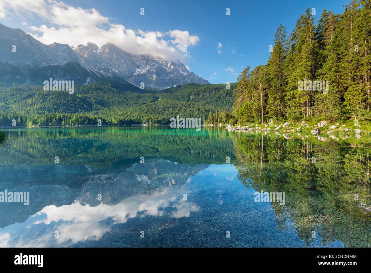 Lago di Eibsee contro il Monte Zugspitze, 2962m, e catena montuosa di Wetterstein, Grainau, Werdenfelser Land, alta Baviera, Germania, Europa Foto Stock