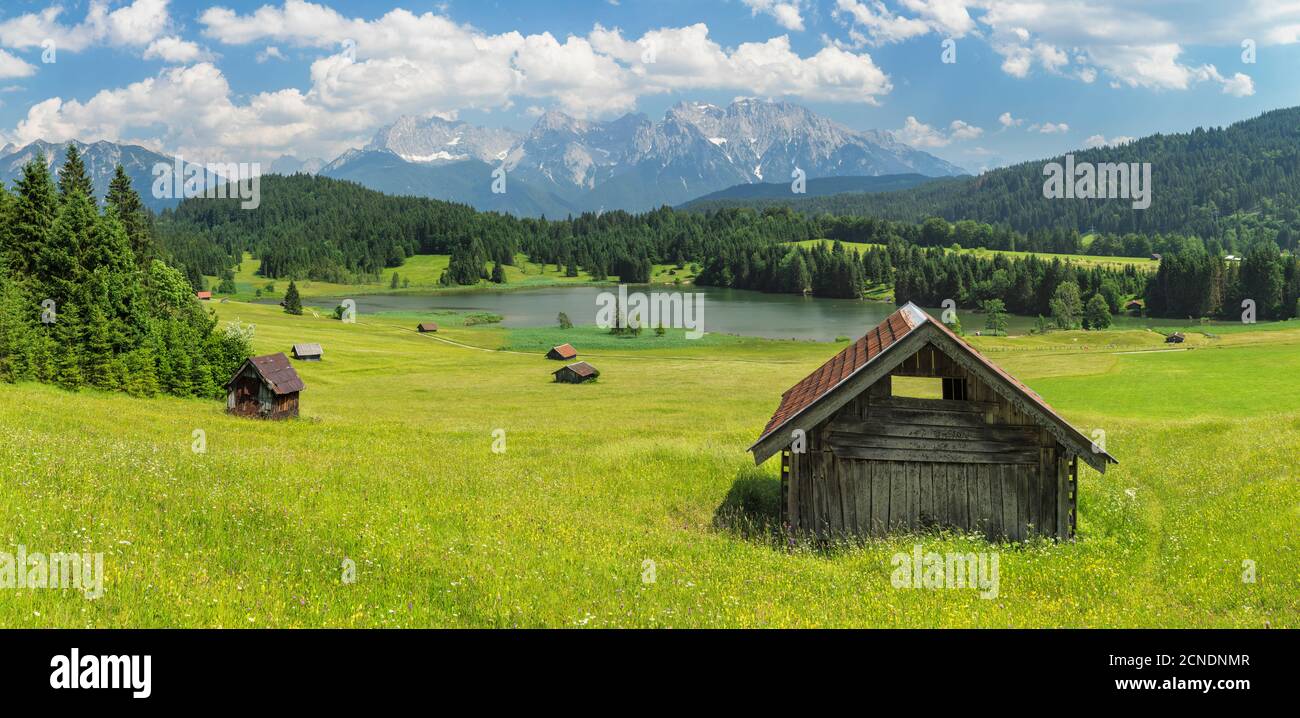 Lago Geroldsee contro i Monti Karwendel in estate, Klais, Werdenfelser Land, alta Baviera, Germania, Europa Foto Stock