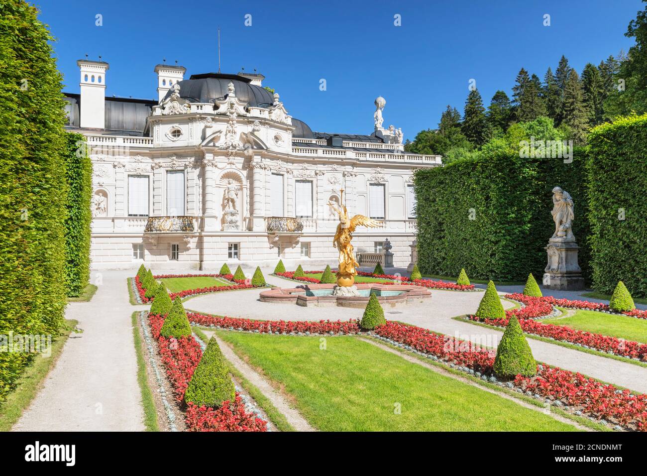 Western Parterre, Linderhof Palace, Werdenfelser Land, Alpi Bavaresi, alta Baviera, Germania, Europa Foto Stock